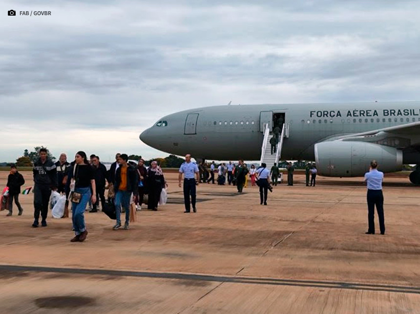 Avião com mais 30 repatriados da Faixa de Gaza chega a Brasília