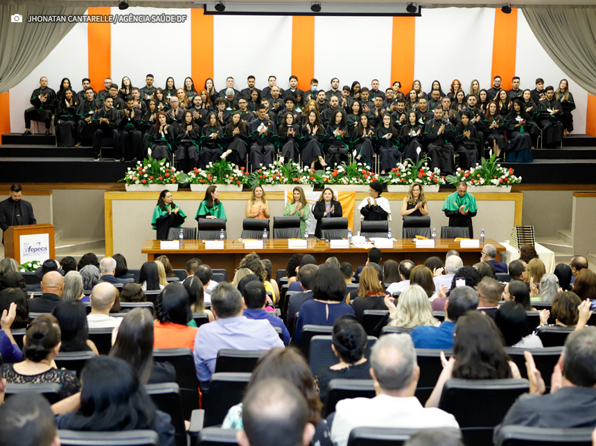 Mais 142 médicos e enfermeiros se formam pela Escola Superior da Saúde do DF