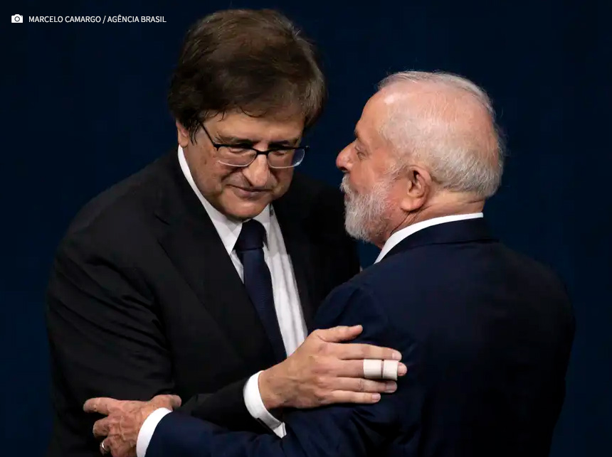 Em posse do novo PGR, Lula pede a Gonet para não se submeta a pressões políticas