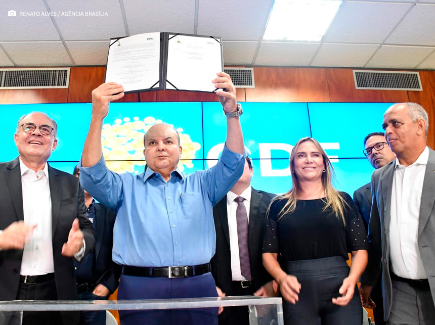 Ibaneis assina acordo para realização de troca de 100% da iluminação pública do DF por LED