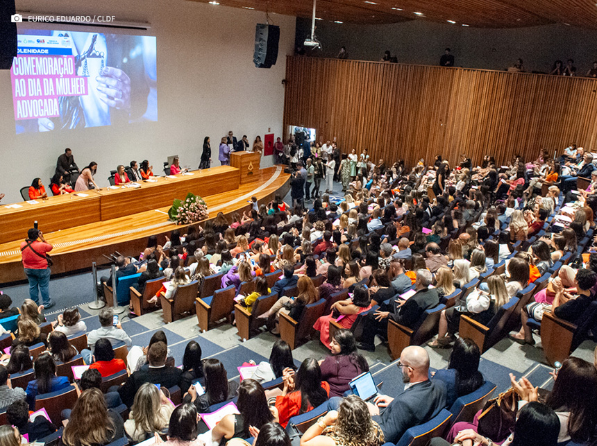 Jaqueline Silva homenageia as mulheres advogadas do DF