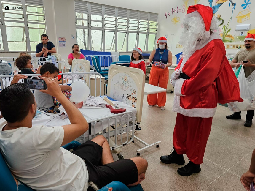 Policial Noel visita alas de Pediatria do HRSM e presenteia crianças internadas