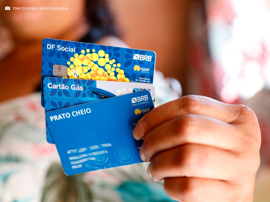 Ibaneis libera mais de R$ 41 milhões para o Prato Cheio, DF Social e Cartão Gás