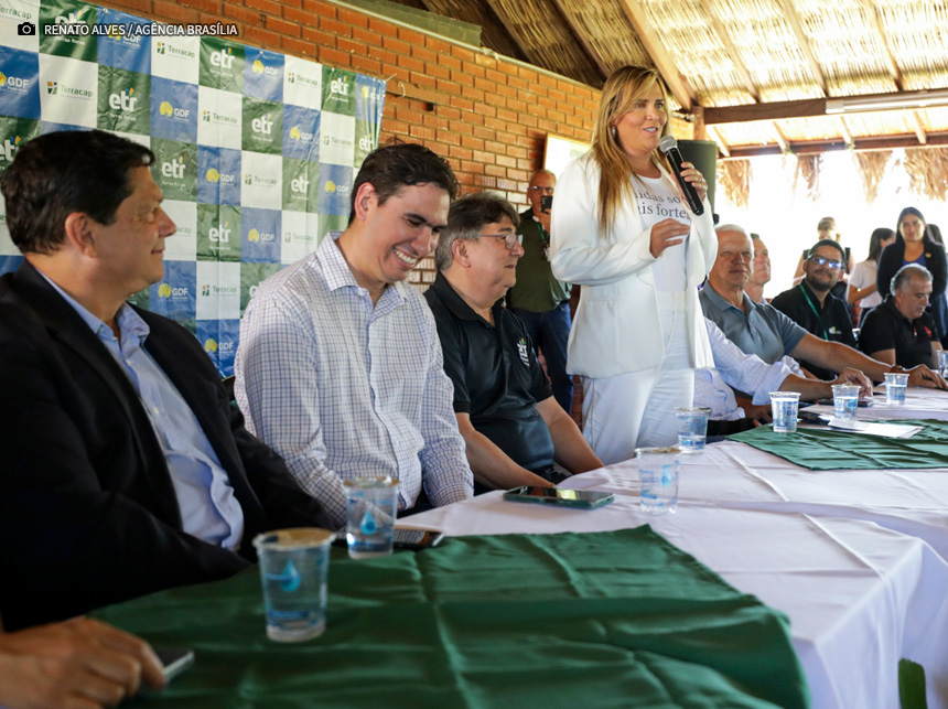 Celina Leão entrega documentação de legalização de terrenos a produtores rurais