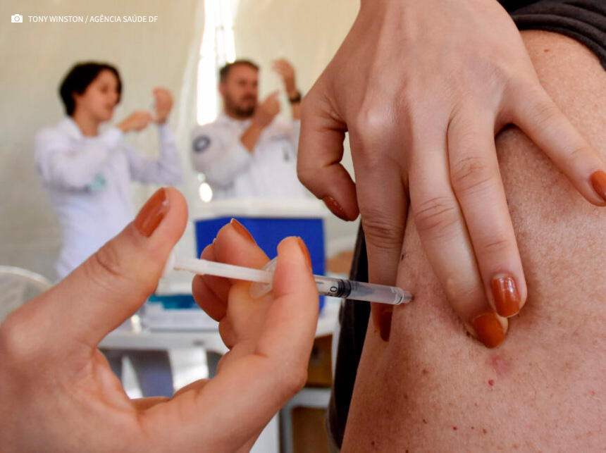 Idosos recebem reforço da bivalente em 30 locais no fim de semana