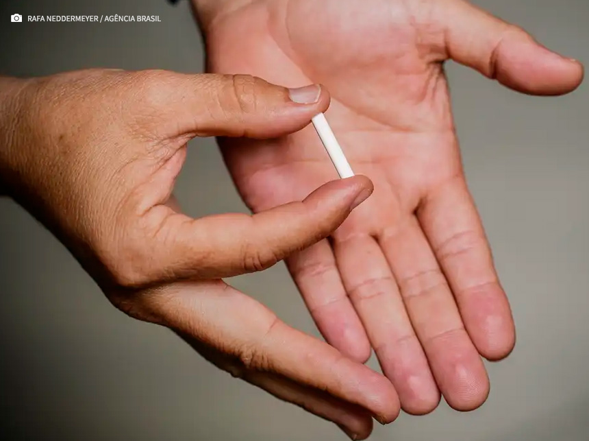 Entenda o que é o chip da beleza, implante condenado por entidades médicas