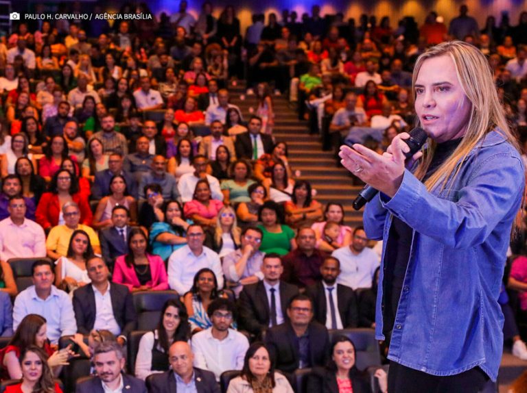 Celina Leão dá posse aos novos conselheiros tutelares do Distrito Federal