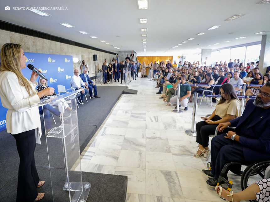 Celina Leão dá posse a novos diretores escolares