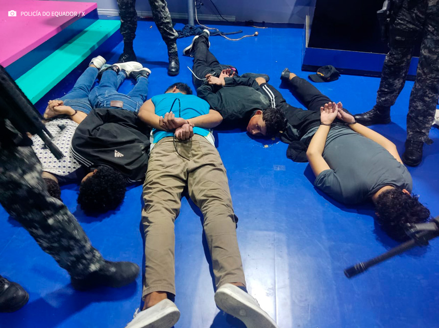 Membros de crime organizado invadem emissora de TV no Equador