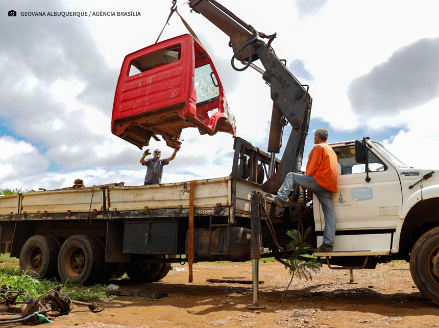 DF Livre de Carcaças recolhe veículos com focos de dengue em Taguatinga