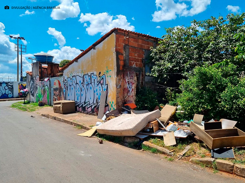 Se liga: Luta contra a dengue terá multa para quem descarta lixo de forma irregular