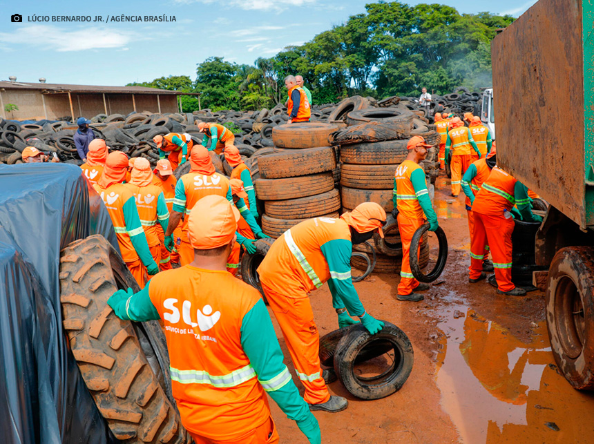 Descaso: Força-tarefa contra a dengue recolhe 15 mil pneus em terreno particular do Riacho Fundo II