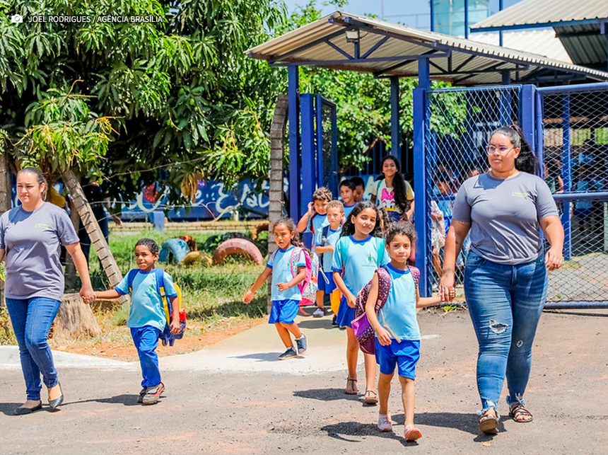 Reajuste valoriza atuação de mais de 8,5 mil servidores da Educação do DF