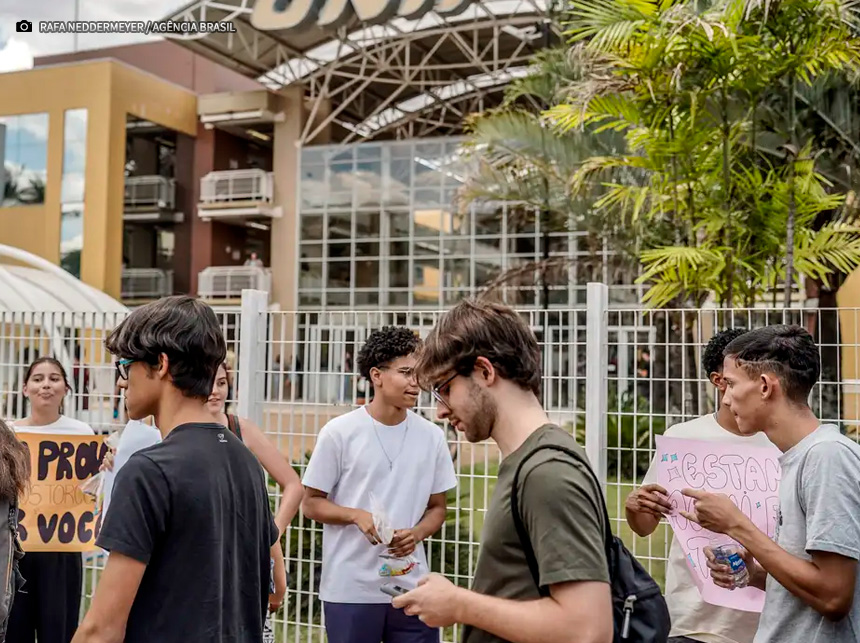 Saiba como deve funcionar o auxílio para estudantes do Programa Pé-de-Meia sancionado por Lula