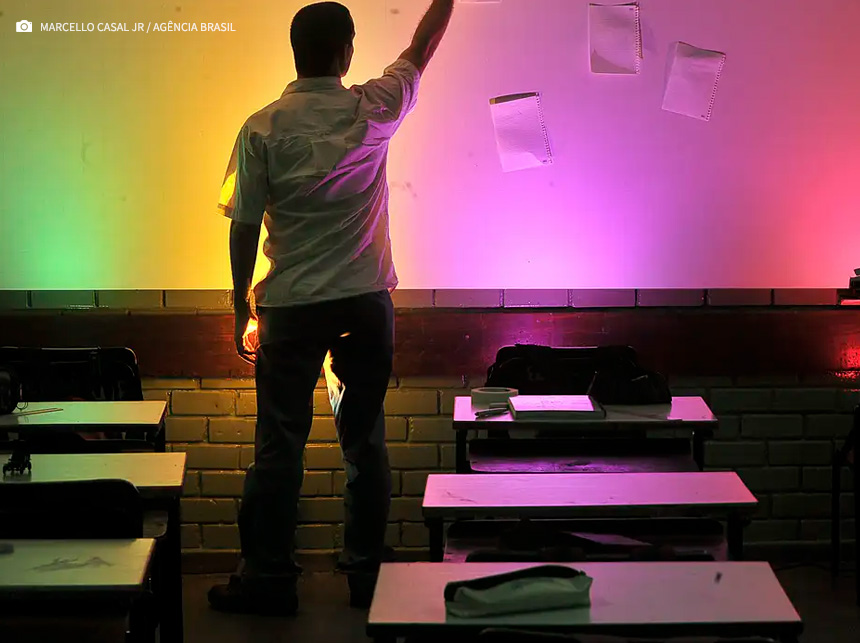 Lei garante a professores plano de carreira e jornada reduzida