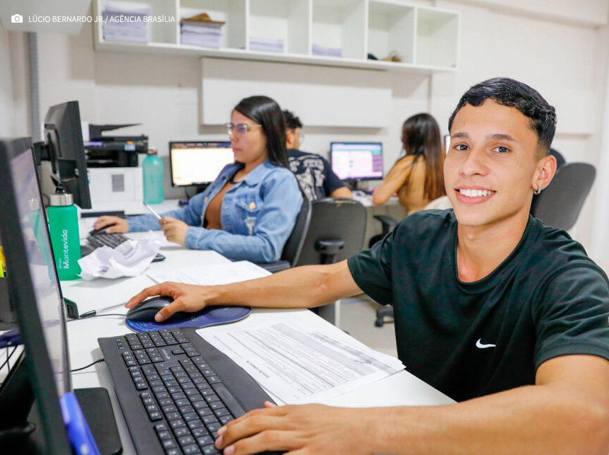 Primeiro Emprego: Selo reconhece mais de 80 empresas no DF por empregarem jovens