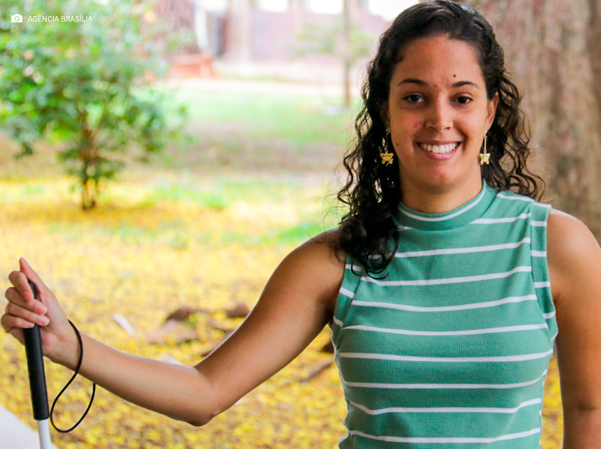 Candidata com deficiência visual é nomeada professora efetiva
