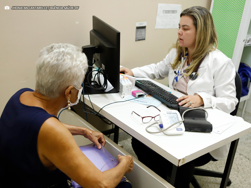 Profissionais de saúde alertam para os perigos da dengue em idosos