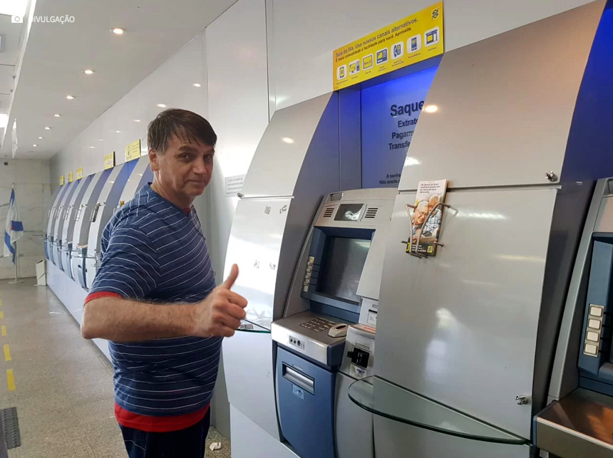 Transferência de parte dos R$ 17 milhões arrecadados via PIX para contas de advogados, bancados pelo PL, pode encrencar ainda mais Bolsonaro