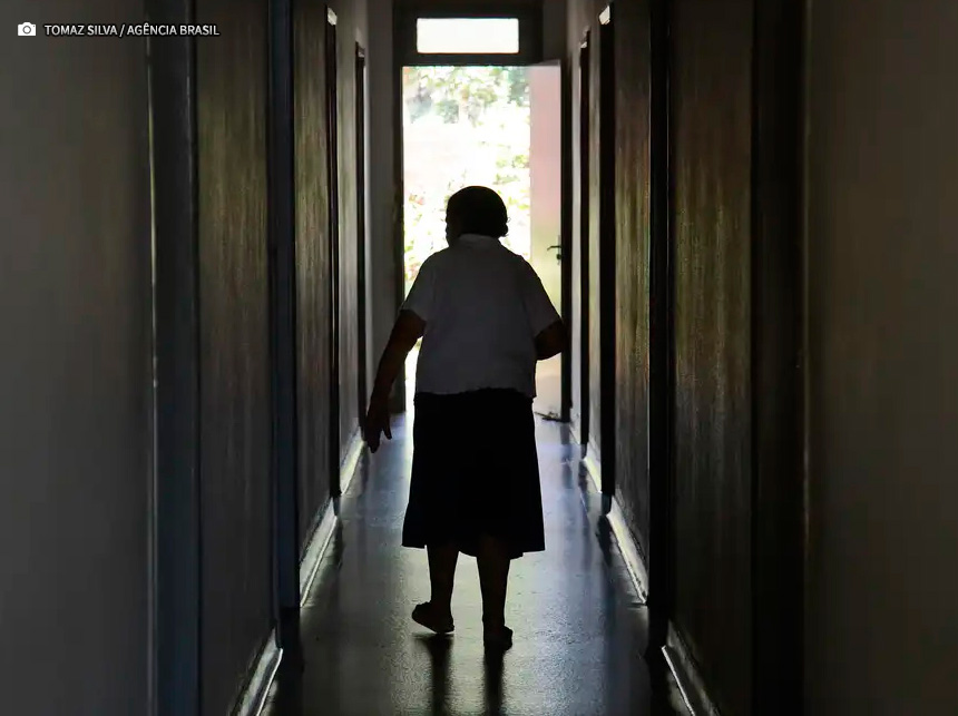 Fevereiro Roxo: cuidados para tratar e retardar o Alzheimer