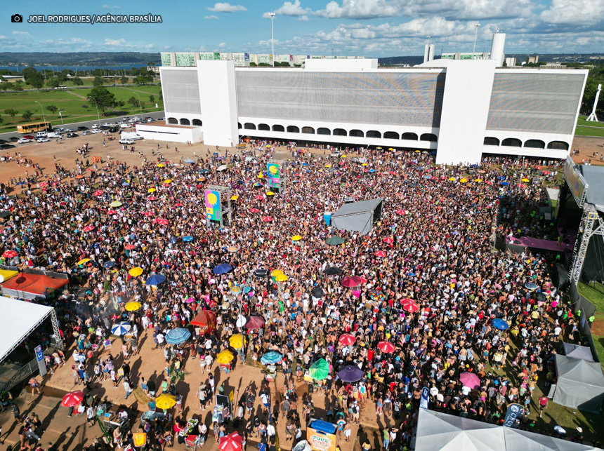 Doze blocos de rua circulam pelo DF no último dia de Carnaval