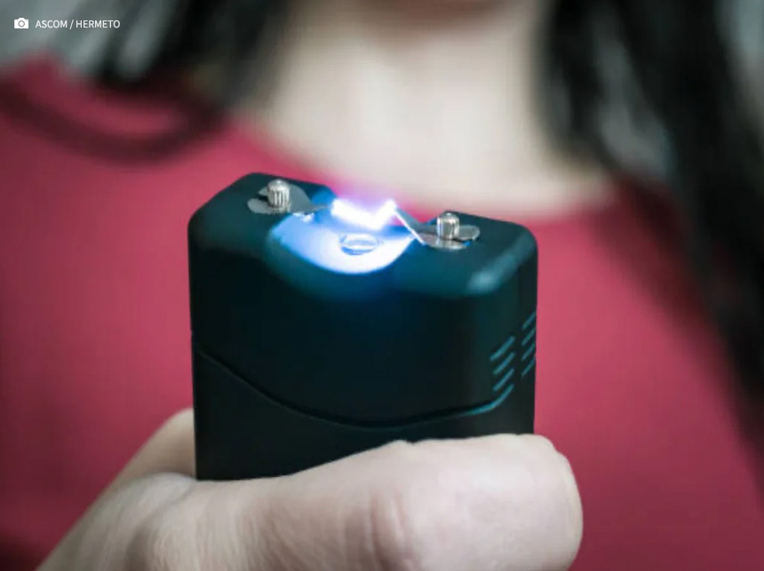 Arma de eletrochoque pode virar opção de autodefesa para mulheres do DF