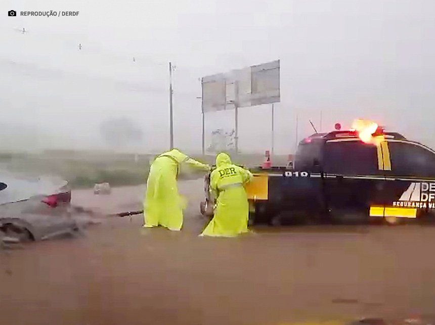 Agentes de trânsito realizam resgate de duas pessoas durante temporal