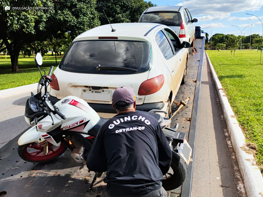 ‘A casa caiu’. Ops… ‘A moto caiu’: Com 365 infrações registradas motocicleta é tirada de circulação pelo Detran-DF