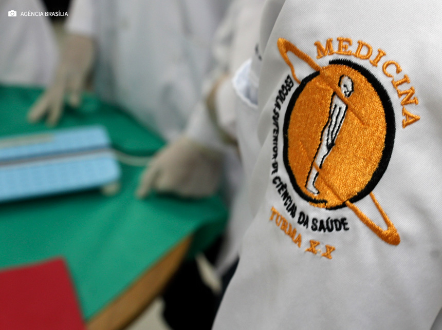 Estudantes de medicina podem concorrer a bolsa para monitoria