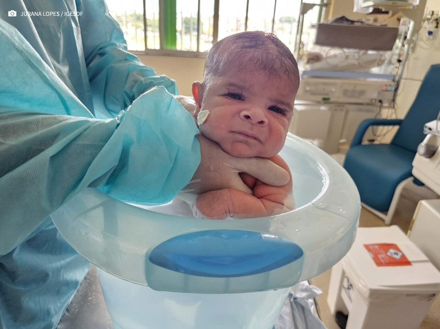 UCIN do Hospital Regional de Santa Maria realiza ofurôterapia como método de acalmar os recém-nascidos