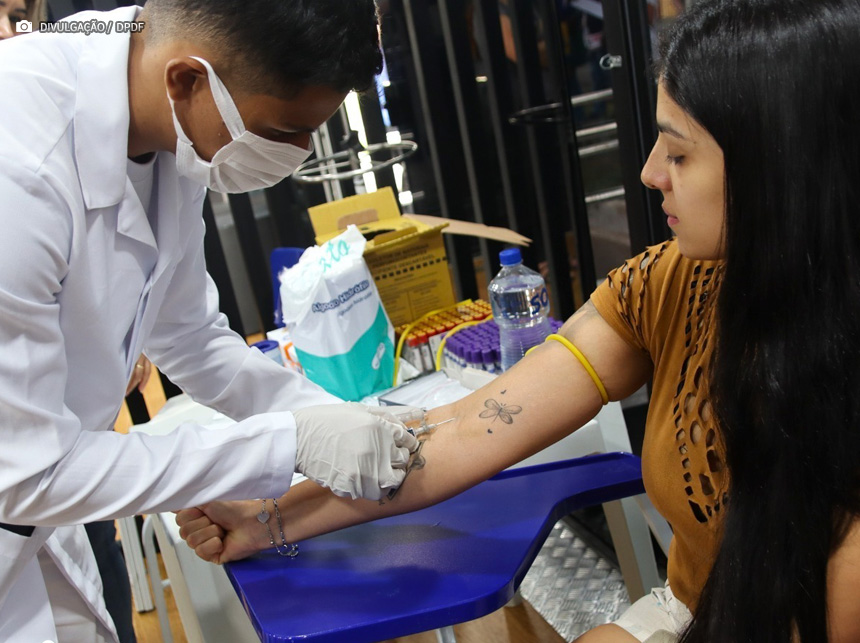 Unidade móvel faz 100 atendimentos diários no combate à dengue