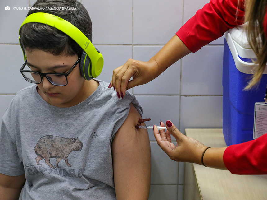 Saúde mantém 63 endereços de vacinação contra dengue no DF