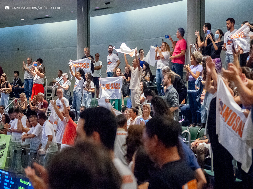 CLDF aprova reestruturação da carreira de assistência social sob aplausos e na presença da primeira-dama do DF