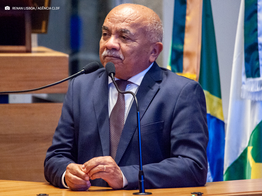 Agora é lei: Atrasar salários três vezes resultará em rescisão de contrato de empresas com o GDF