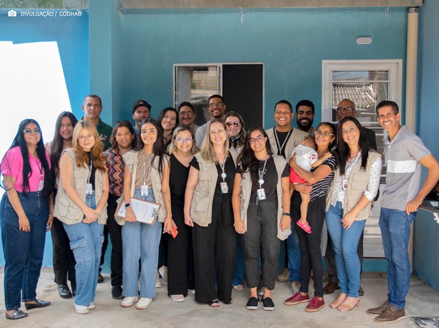 Codhab: Moradora de São Sebastião recebe casa do projeto Melhorias Habitacionais