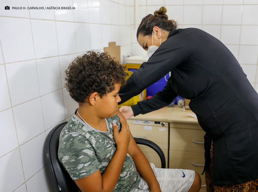 GDF estuda ampliar a vacina contra a dengue para crianças de 12 anos