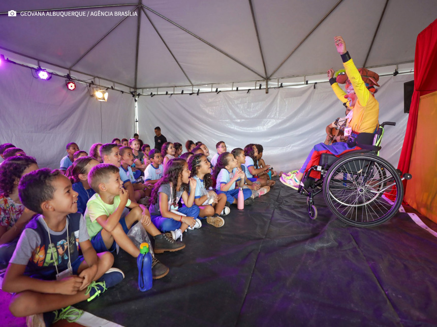 Peça teatral ensina diversidade e inclusão a crianças da rede pública