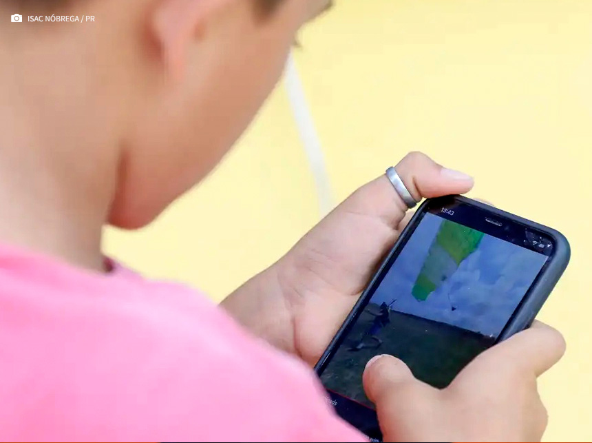 Pesquisa aponta que 60% das crianças do DF se alimentam expostas a telas