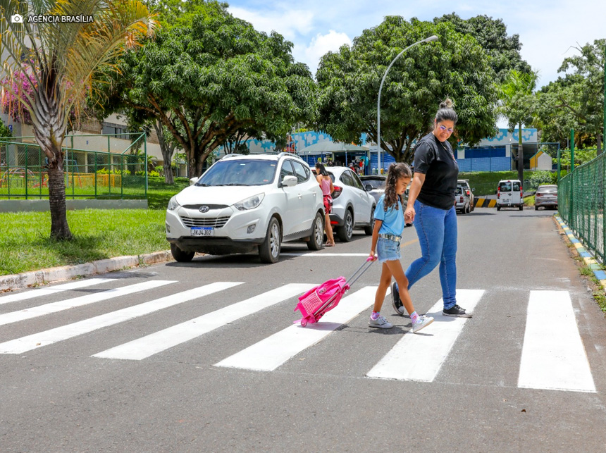 Ação educativa comemora 27 anos de criação da faixa de pedestre no Distrito Federal