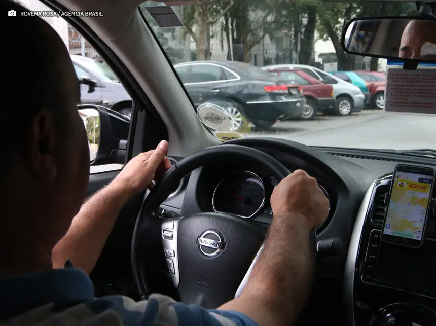 Lula assina projeto que regula atividade de motoristas de aplicativo