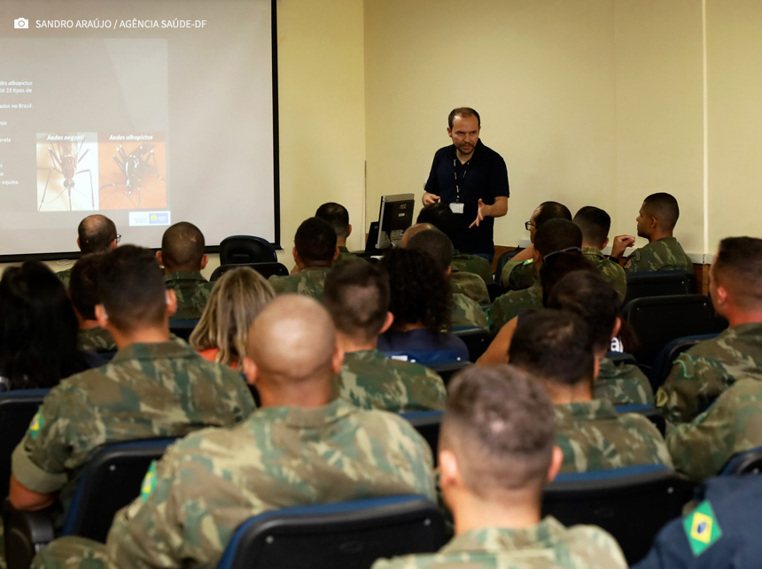 Secretaria de Saúde treina militares da Marinha no combate à dengue no DF