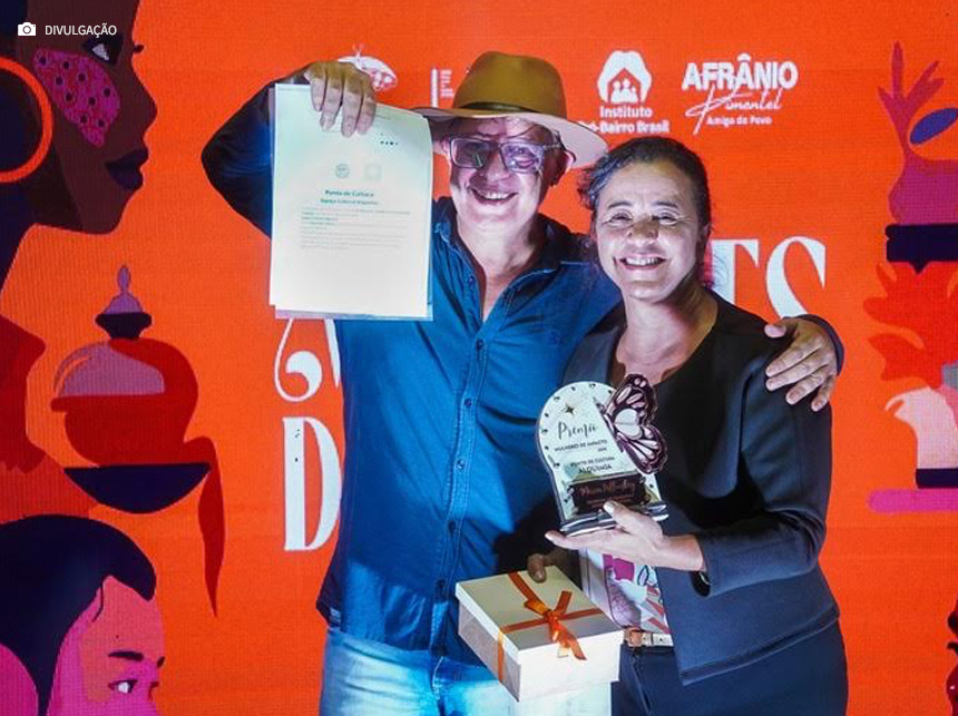 Márcia Rollemberg entrega certificado de abertura em inauguração de Ponto de Cultura