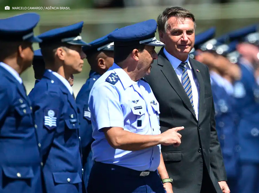 Ex-comandante do Exército ameaçou prender Bolsonaro, diz ex-FAB