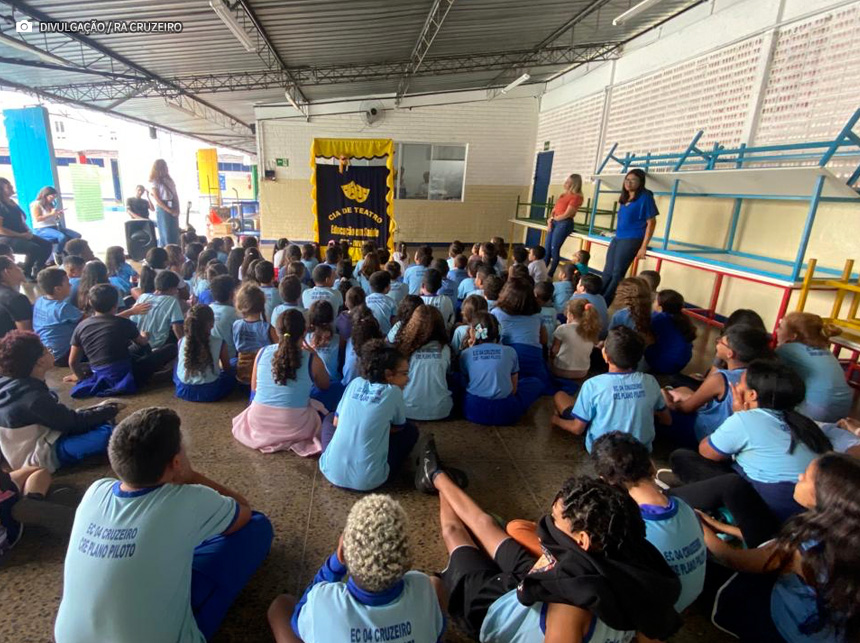 Teatro de fantoches conscientiza alunos do Cruzeiro contra a dengue