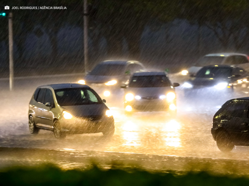 Uso correto dos faróis garante a segurança no trânsito em dias de chuva