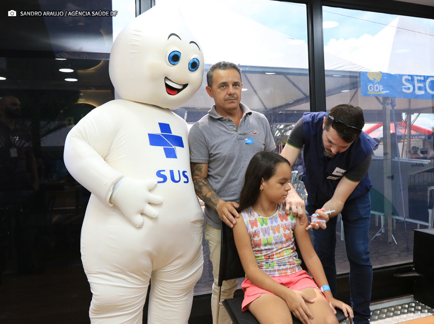 Crianças e adolescentes devem ficar em observação após vacina contra a dengue