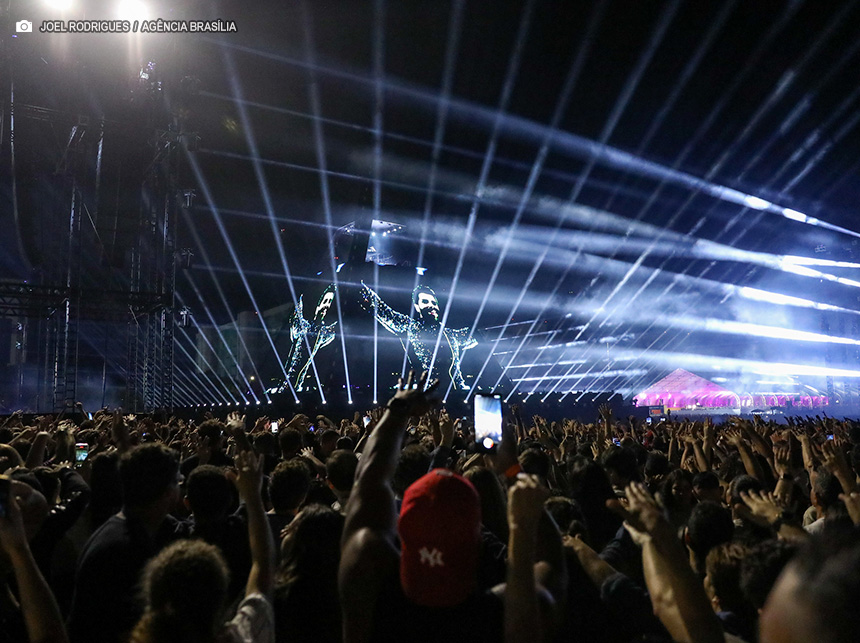 DJ Alok encanta público da Esplanada tocando ao lado de povos indígenas em comemoração aos 64 anos de Brasília