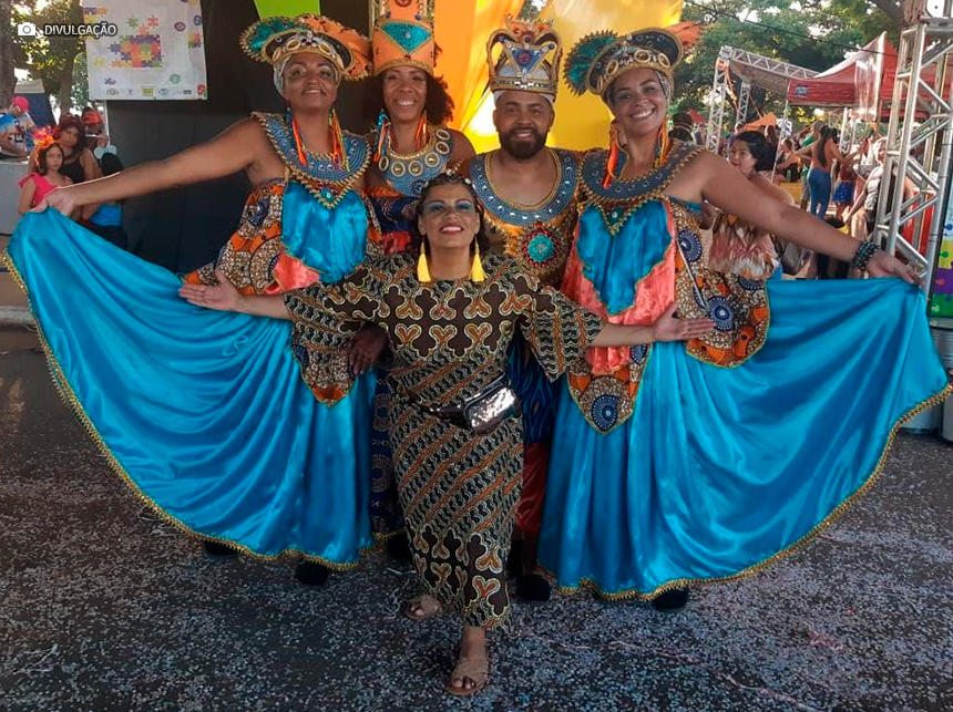 Grupo Àsé Dúdú encerra 3ª edição do Música nas Feiras em clima de folia, em Taguatinga