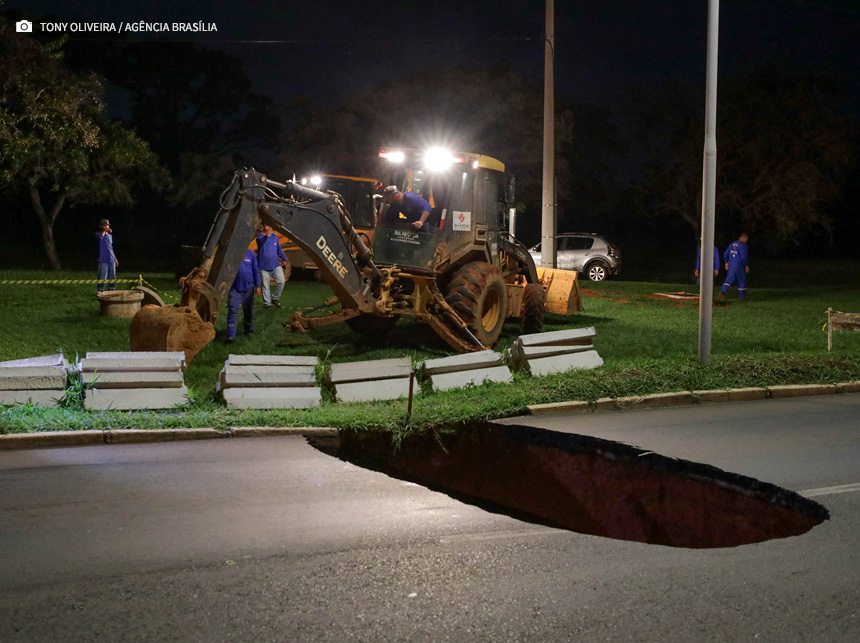Equipes do GDF iniciam reparos emergenciais em trecho de pista do Setor Policial Sul