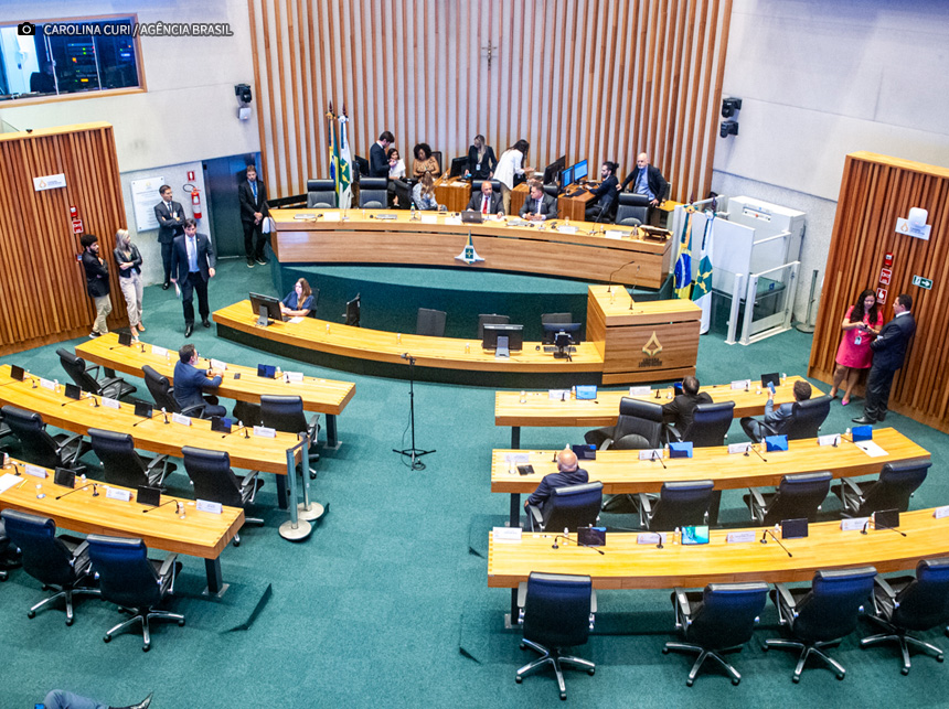 Críticas a Ibaneis resvalam em governos anteriores, durante discussão em plenário